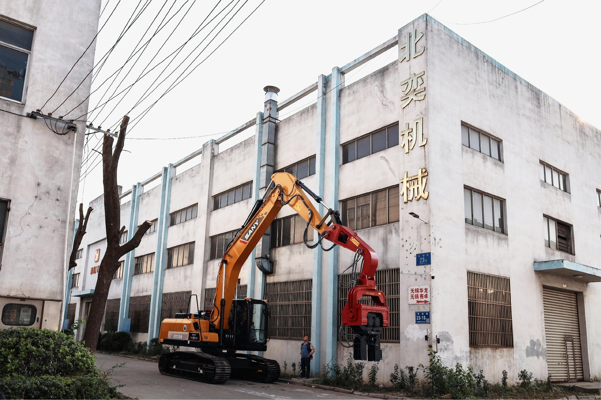 實力圈粉！挖掘機改裝打樁機順利交付 助力太陽能光伏建設